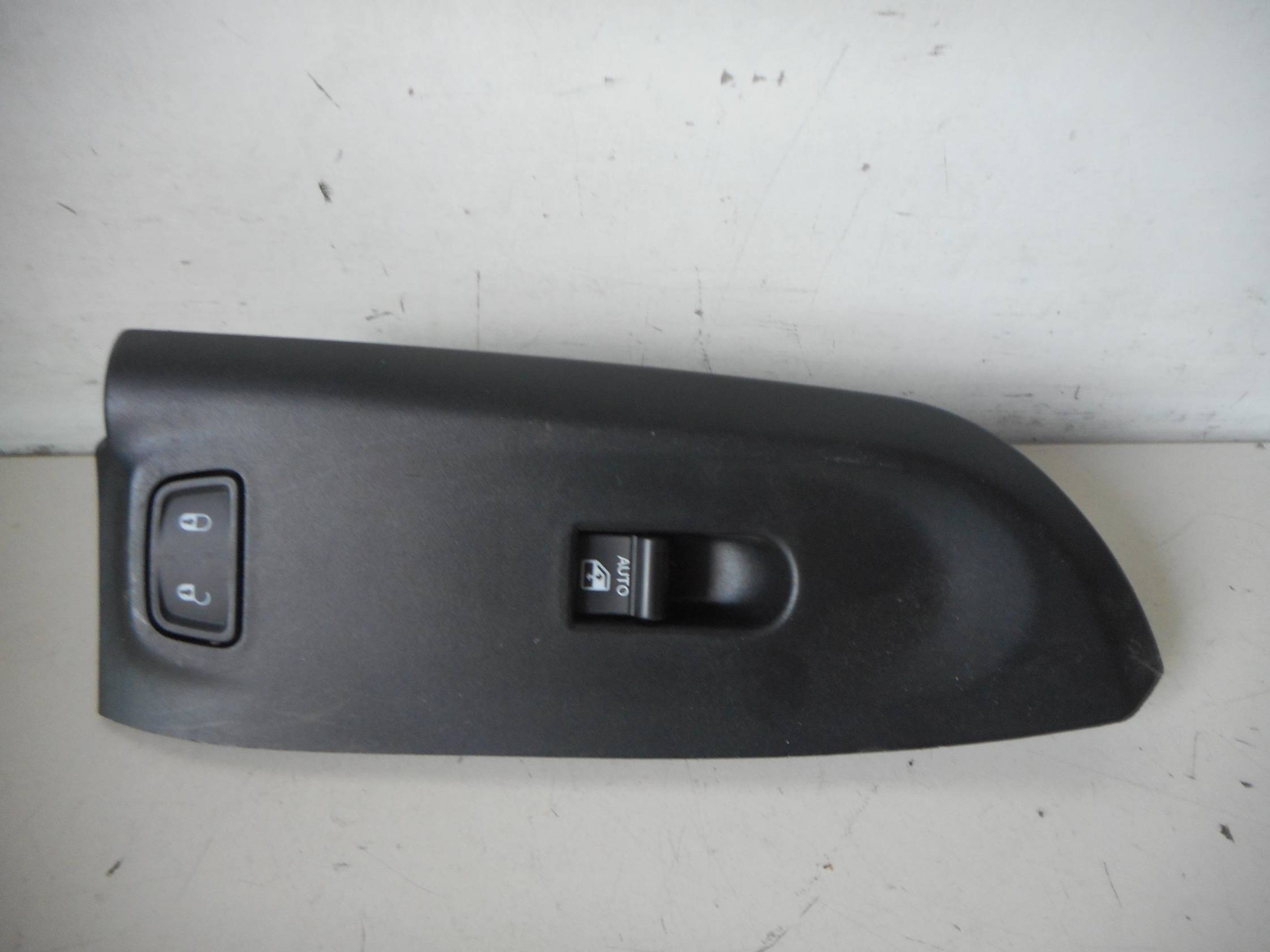 Interruttore alzacristalli porta ant.